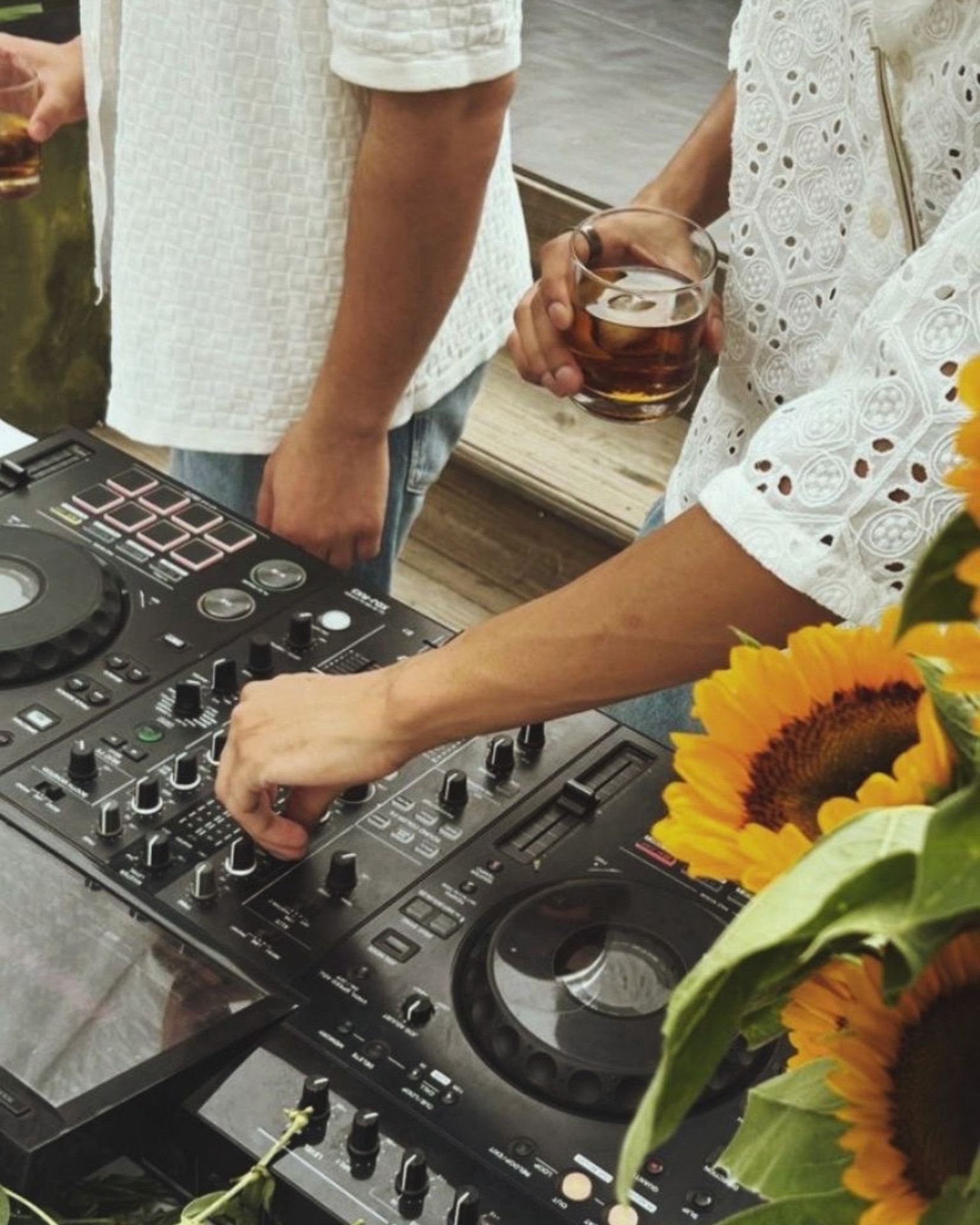 DJ Pult im Freien mit Sonnenblumen