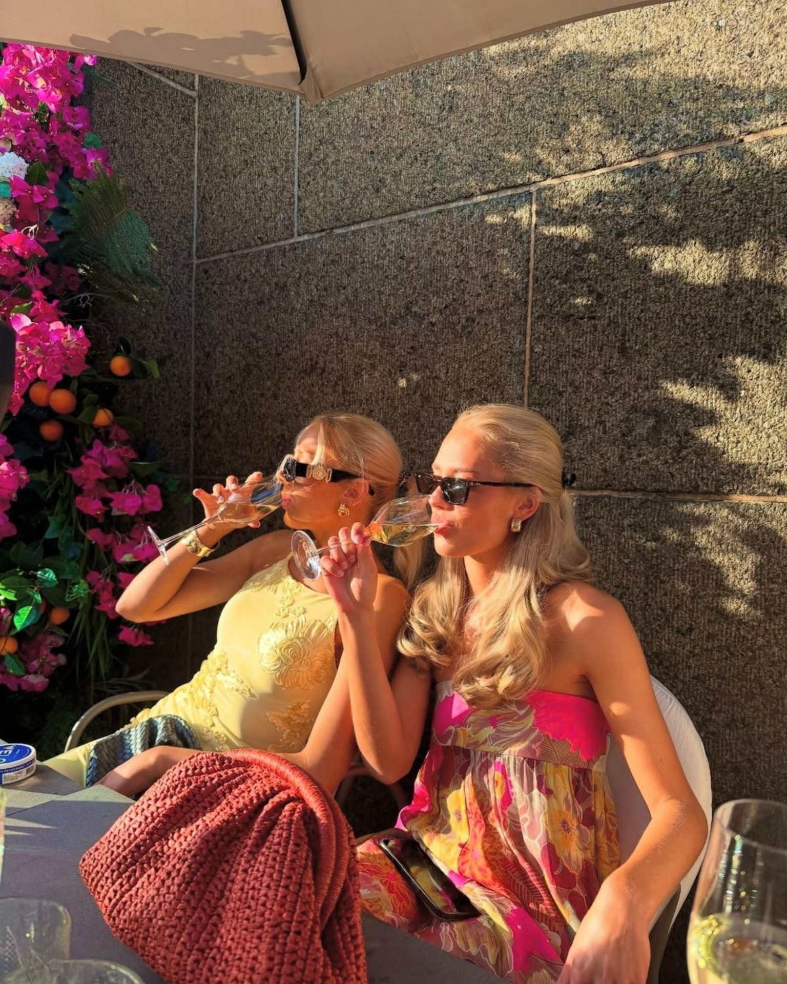 Sommerliche Terrasse mit Wein und Sonne