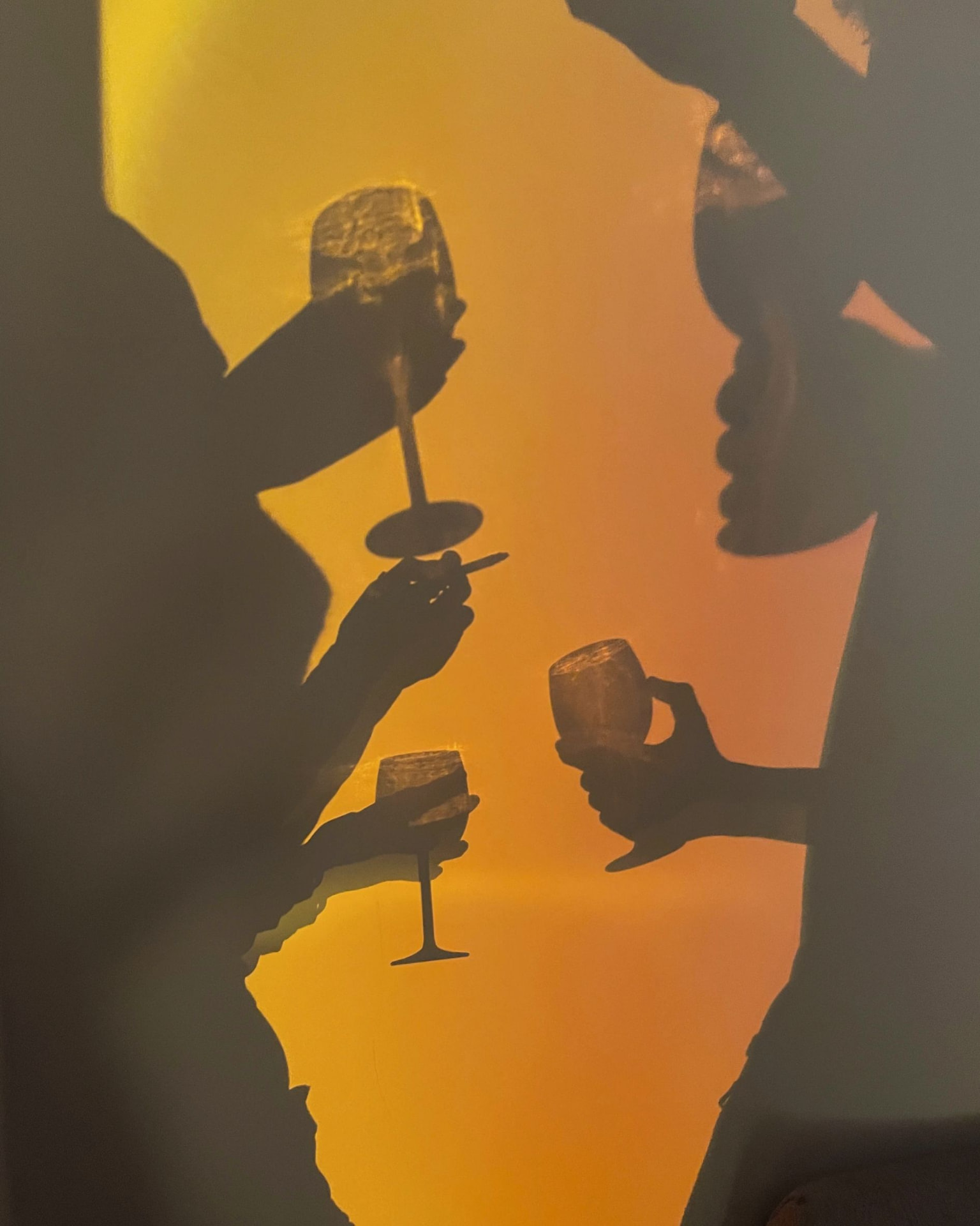 Silhouetten stossen mit Weingläsern an