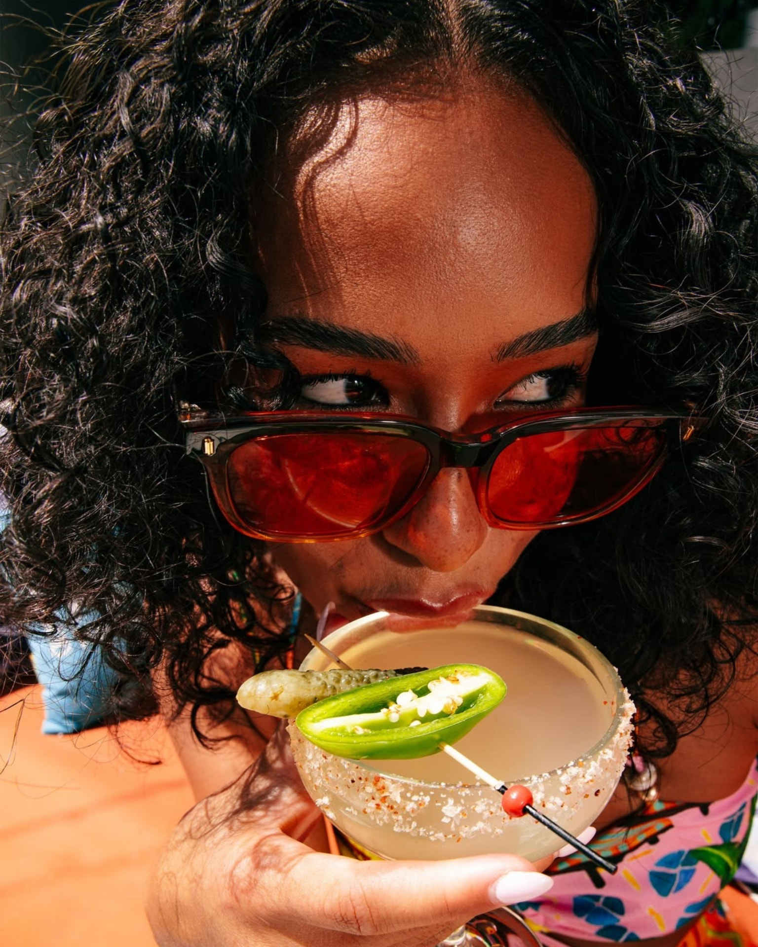 Frau mit roter Sonnenbrille und Margarita