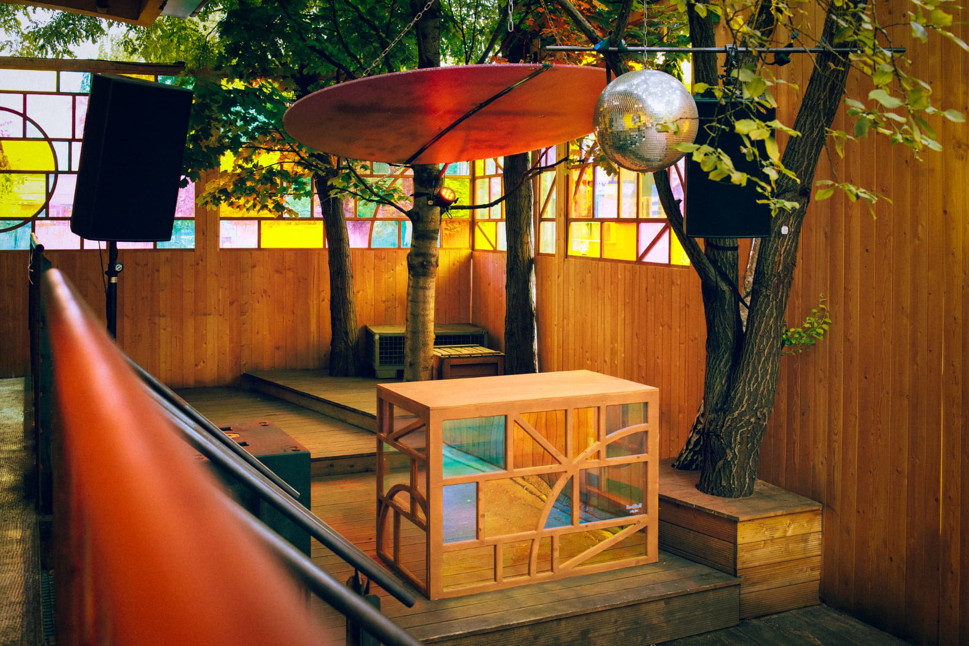 DJ Booth im Garten des lieberscholli mit Discokugel