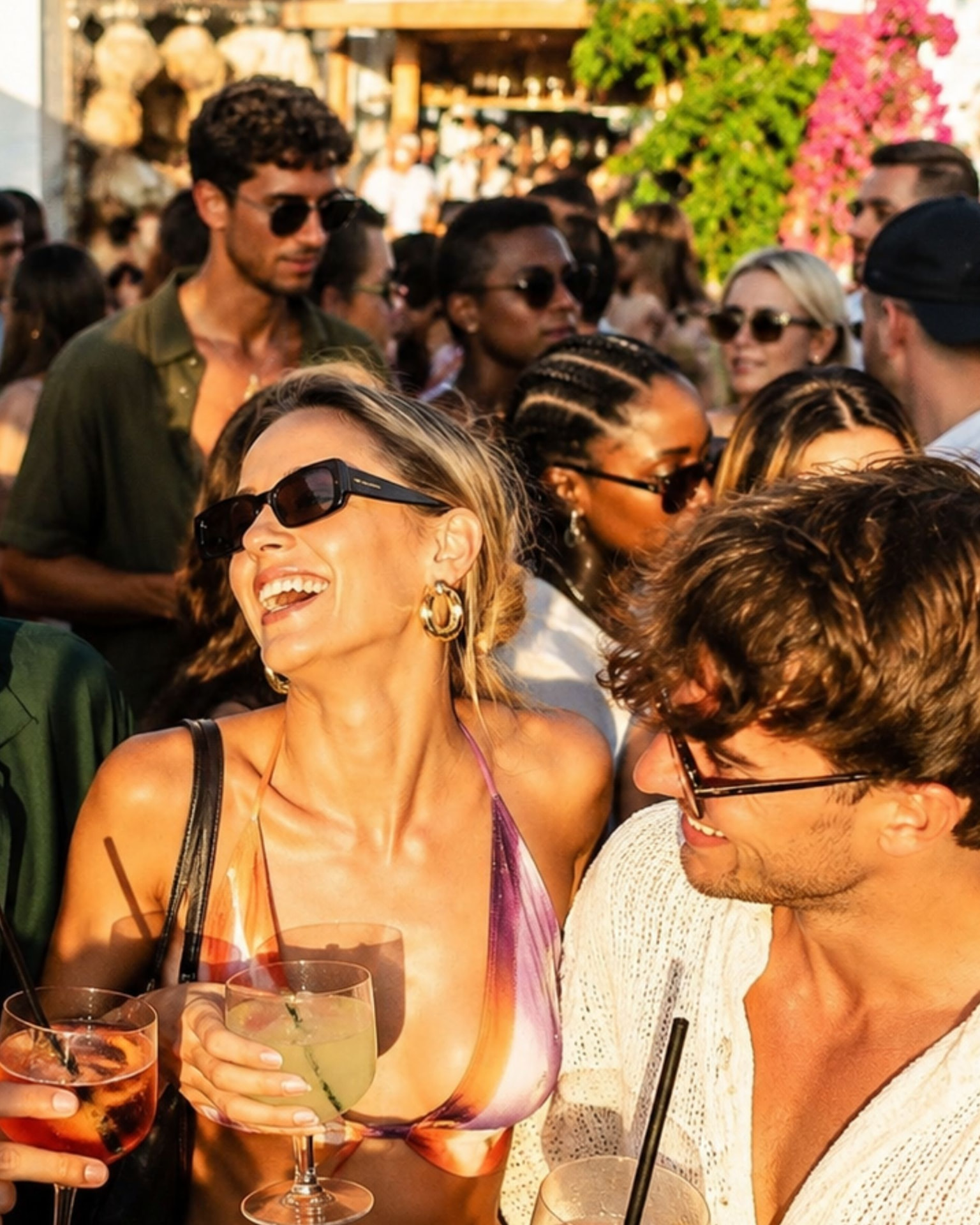 Lachendes Paar bei Drinks im Freien
