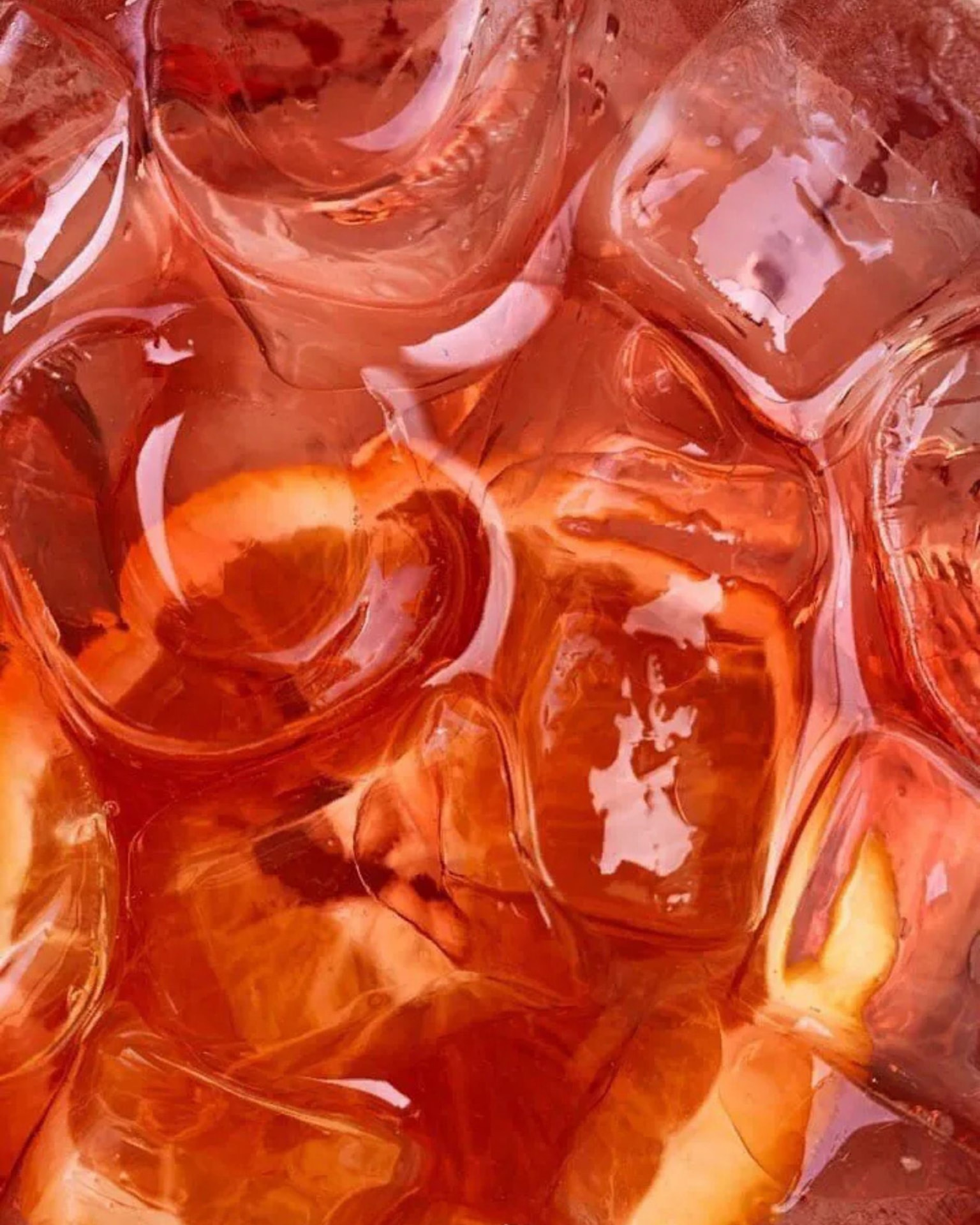 Drink mit Eiswürfeln und Orangenscheibe